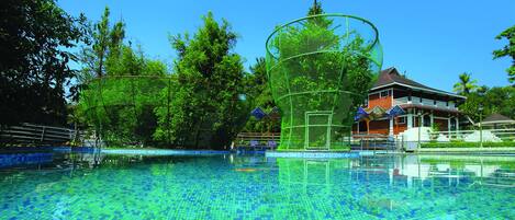 Piscine extérieure, parasols de plage, chaises longues