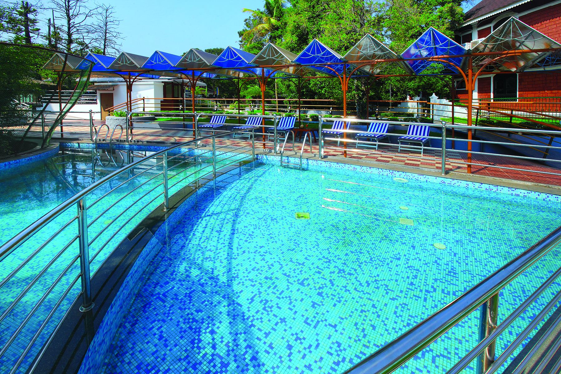 Outdoor pool, pool umbrellas, sun loungers