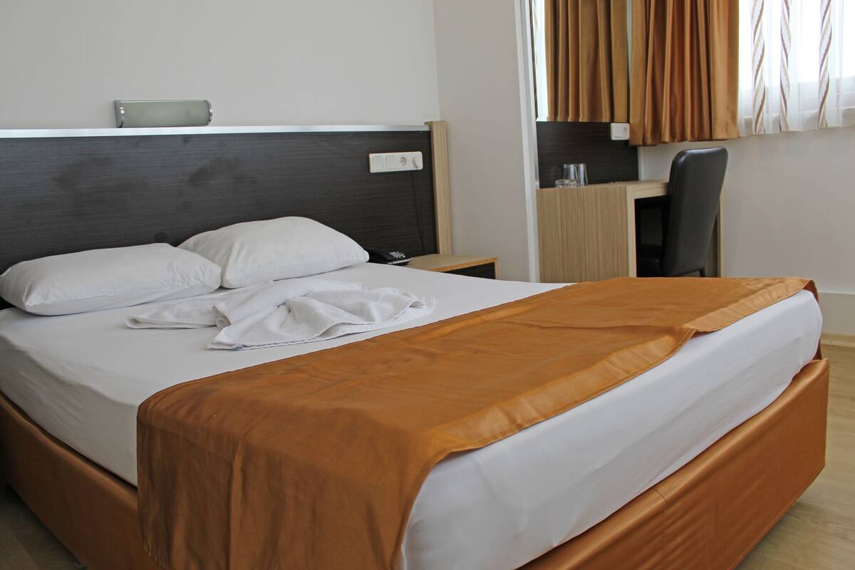 Classic Triple Room, 3 Twin Beds | Minibar, in-room safe, desk, free WiFi