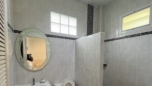 A bathroom with a sink, toilet, and shower. - Saraburi Garden Resort (Saraburi)