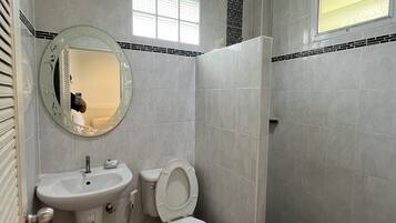 Habitación triple básica | Baño | Regadera, amenidades de baño gratuitas, toallas, jabón