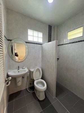 Basic Triple Room | Bathroom