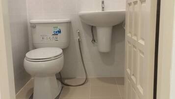 Ducha, artículos de tocador gratuitos, toallas