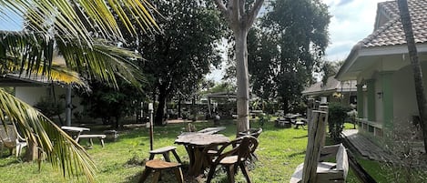 Habitación básica con 2 camas individuales, 2 camas individuales, en la zona del patio | Zona de estar | Televisión LCD de 32 pulgadas con canales por satélite, una televisión