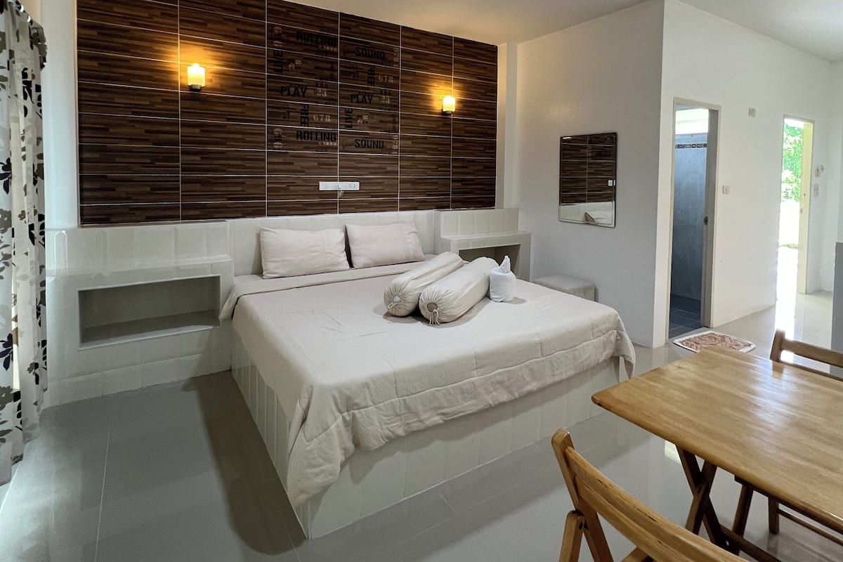 Kamar Triple Basic | Wi-Fi gratis dan seprai linen
