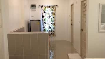 Shower, free toiletries, towels