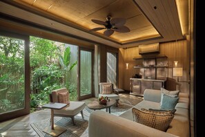 Villa panorámica, 2 habitaciones, frente al mar (Pool) | Área de sala de estar | Smart TV de 50 pulgadas con canales vía satélite y Netflix 