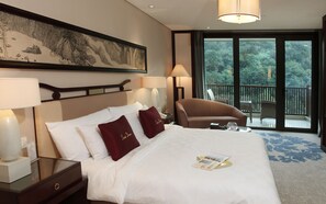 Habitación, 1 cama Queen size, vista al lago | Minibar, caja de seguridad en la habitación y escritorio 