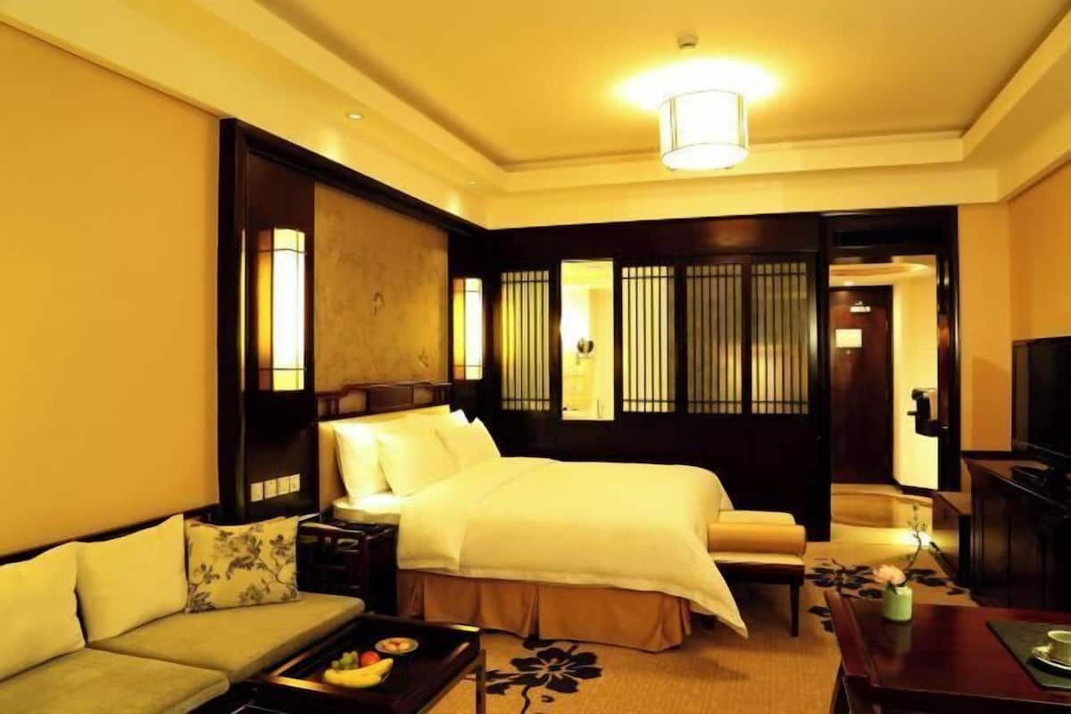 Minibar, in-room safe, desk, blackout curtains