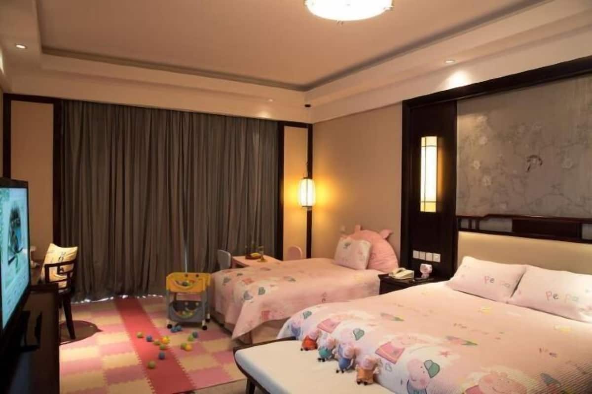 Minibar, in-room safe, desk, blackout curtains
