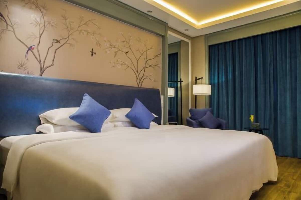 Minibar, in-room safe, desk, blackout curtains