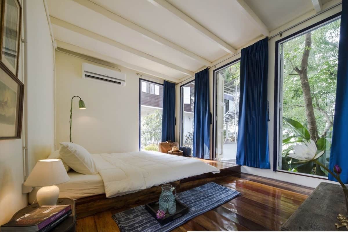 Private Jacuzzi Villa with River View | Verdunkelungsvorhänge, kostenloses WLAN