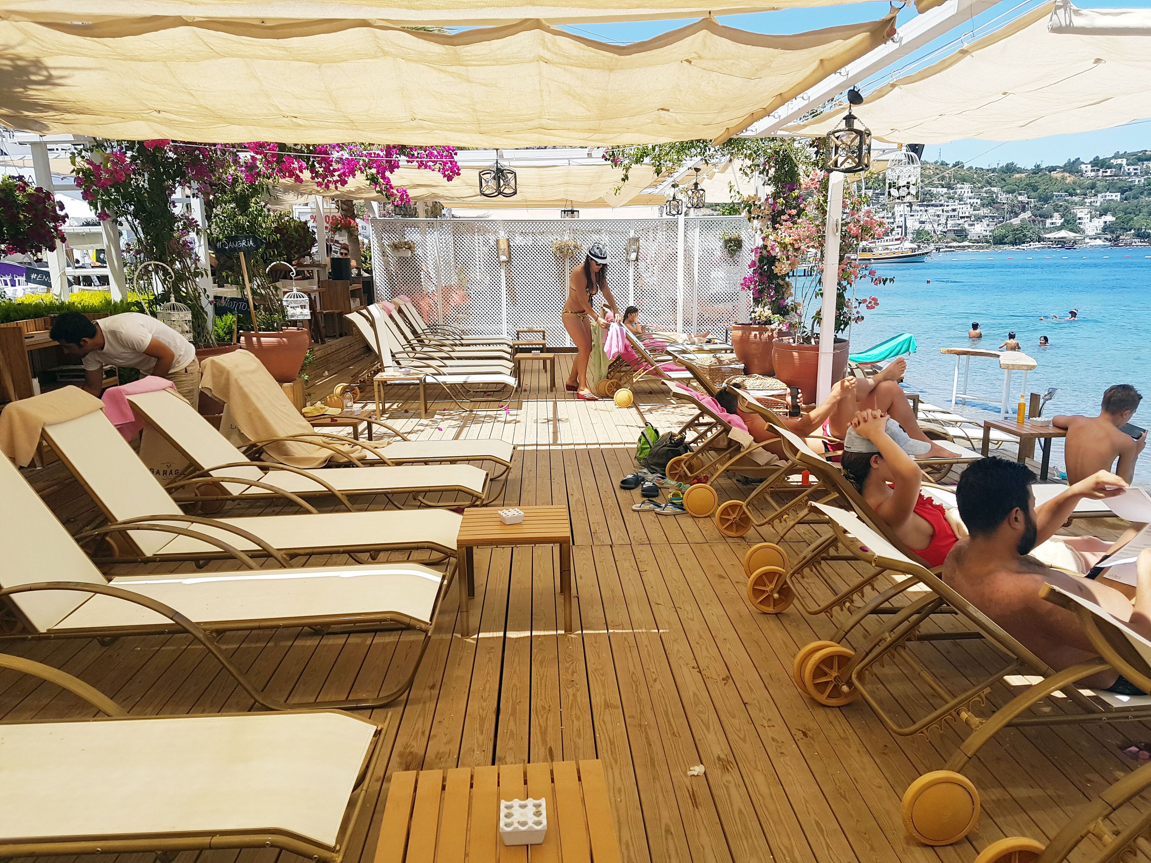 Plage privée, chaises longues, parasols, bar de plage