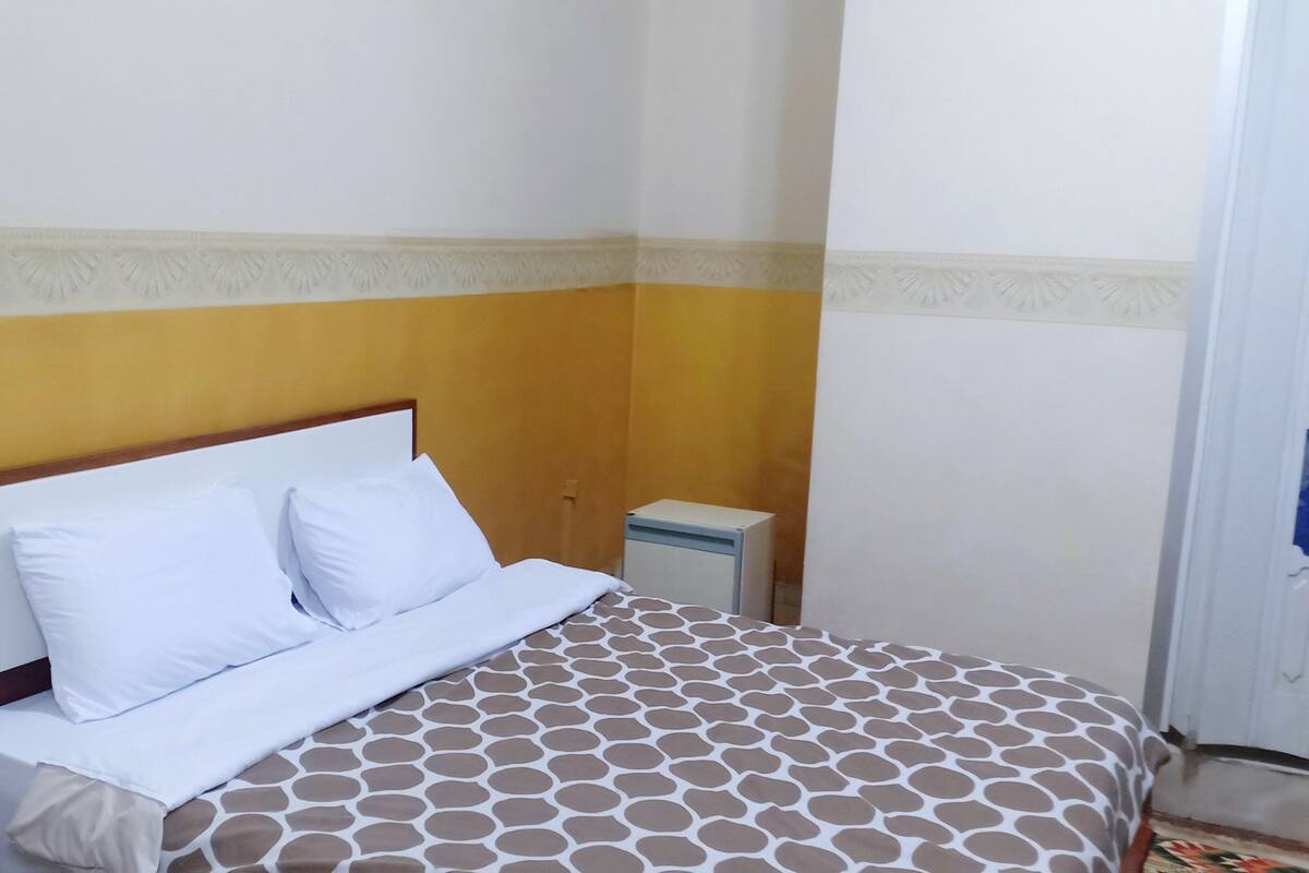Single Room, Private Bathroom | In-room safe, soundproofing, iron/ironing board