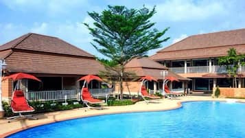 Außenpool, Sonnenschirme, Liegestühle