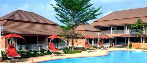 Außenpool, Sonnenschirme, Liegestühle