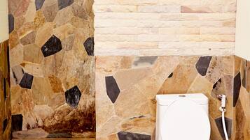 Swimming Pool Room 1 or 2 persons | Badezimmer | Dusche, kostenlose Toilettenartikel, Handtücher