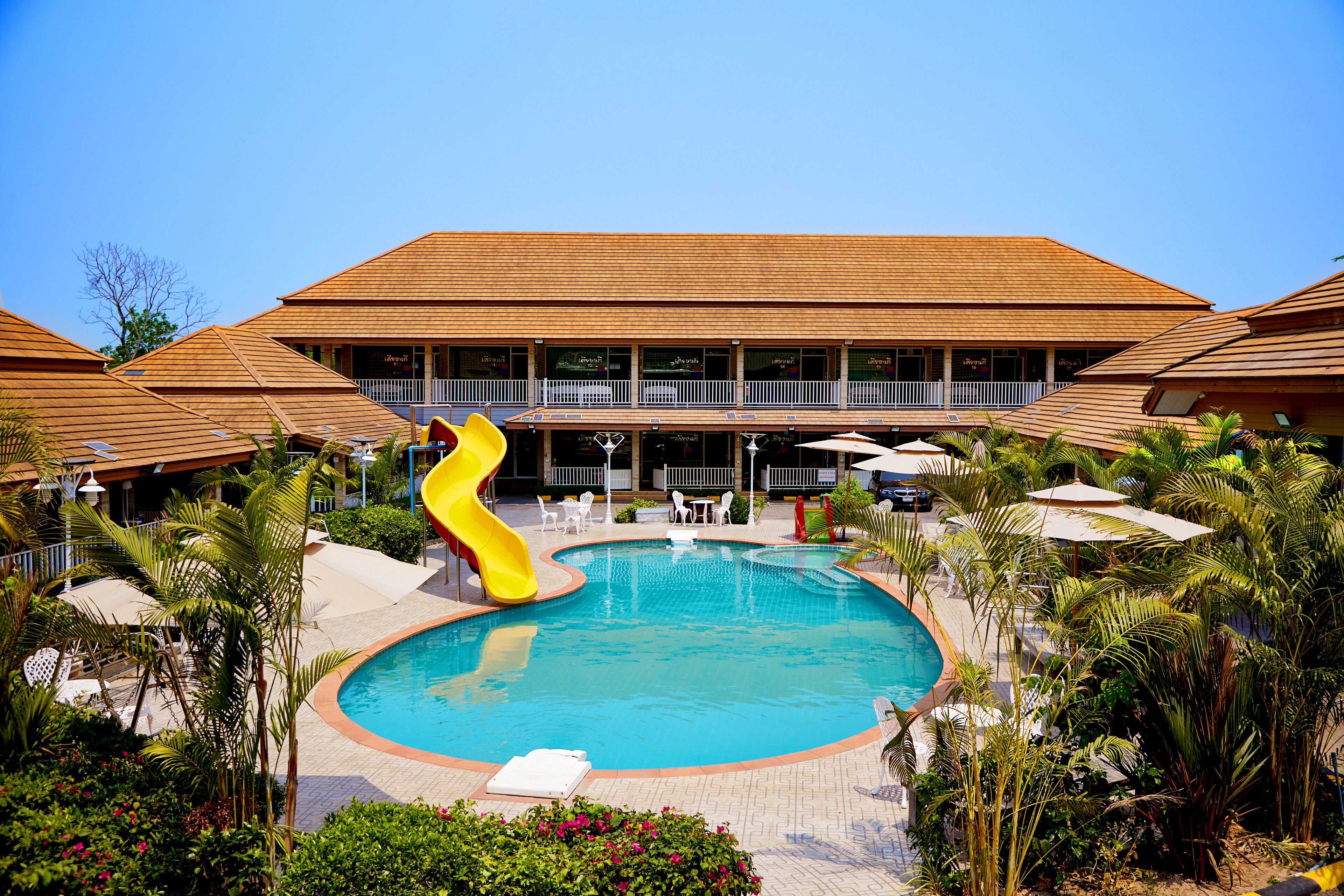 Swimming Pool Room 4 Persons | Desk, blackout drapes, free WiFi, bed sheets