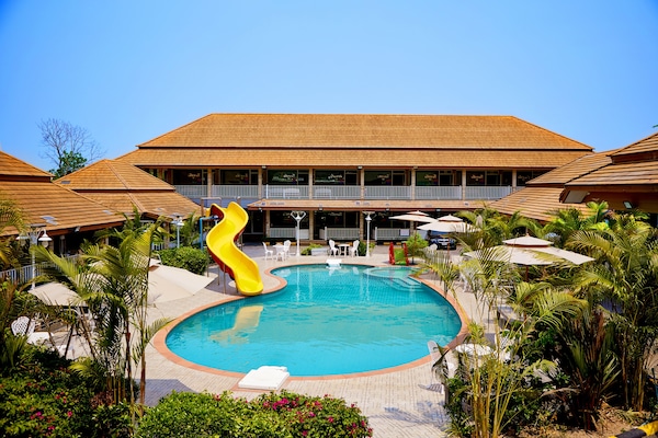 Swimming Pool Room 4 Persons | Desk, blackout drapes, free WiFi, bed sheets