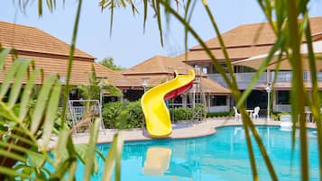 Swimming Pool Room 1 or 2 persons | Living area | 29-inch LCD TV with satellite channels, TV