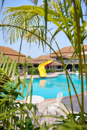 Swimming Pool Room 1 or 2 persons | Wohnbereich | 29-Zoll-LCD-Fernseher mit Satellitenempfang, Fernseher