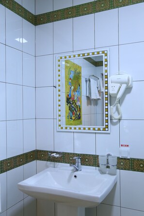 Deluxe Double Room | Bathroom | Deep soaking tub, free toiletries, hair dryer, bathrobes - Grand Emir Residence (Bukhara)