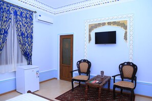 Minibar, värdeförvaringsskåp på rummet och individuell inredning