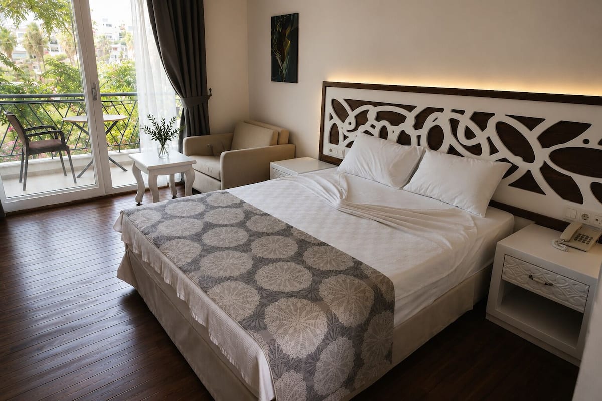 Deluxe Double Room | Minibar, in-room safe, desk, free WiFi