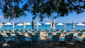 Private beach, sun loungers, beach umbrellas - Meggs Bodrum Beach Hotel (Bodrum)