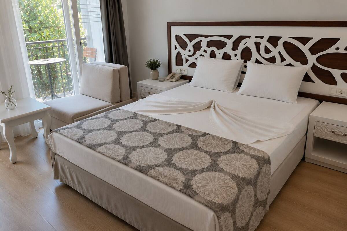Double Room | Minibar, in-room safe, desk, WiFi (free)