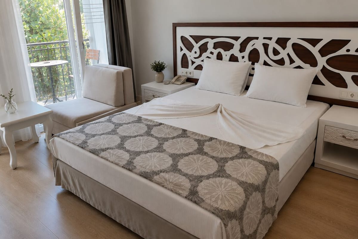 Double Room | Minibar, in-room safe, desk, free WiFi
