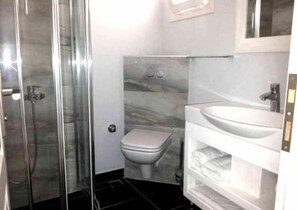 Shower, free toiletries, hair dryer, towels - Meggs Bodrum Beach Hotel (Bodrum)