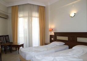 Minibar, masa, ses yalıtımı, çarşaf takımı 