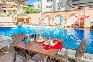 Piscine extérieure (ouverte en saison)