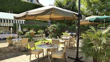 Lunch and dinner served, French cuisine