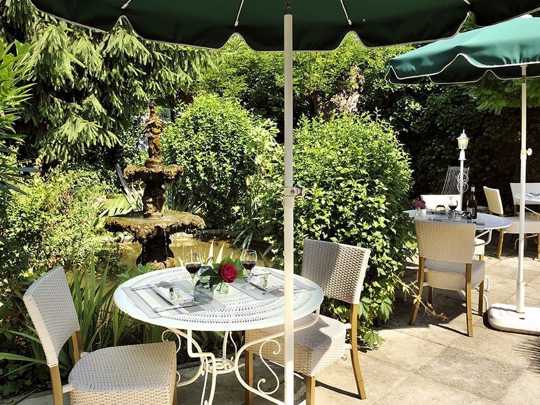 Déjeuner et dîner servis sur place, spécialités Cuisine française