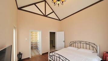 Economy-Stadtwohnung, 4 Schlafzimmer, Blick auf den Innenhof, zum Garten hin | 4 Schlafzimmer, individuell dekoriert, individuell eingerichtet