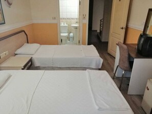 Escritorio, wifi gratis y ropa de cama 