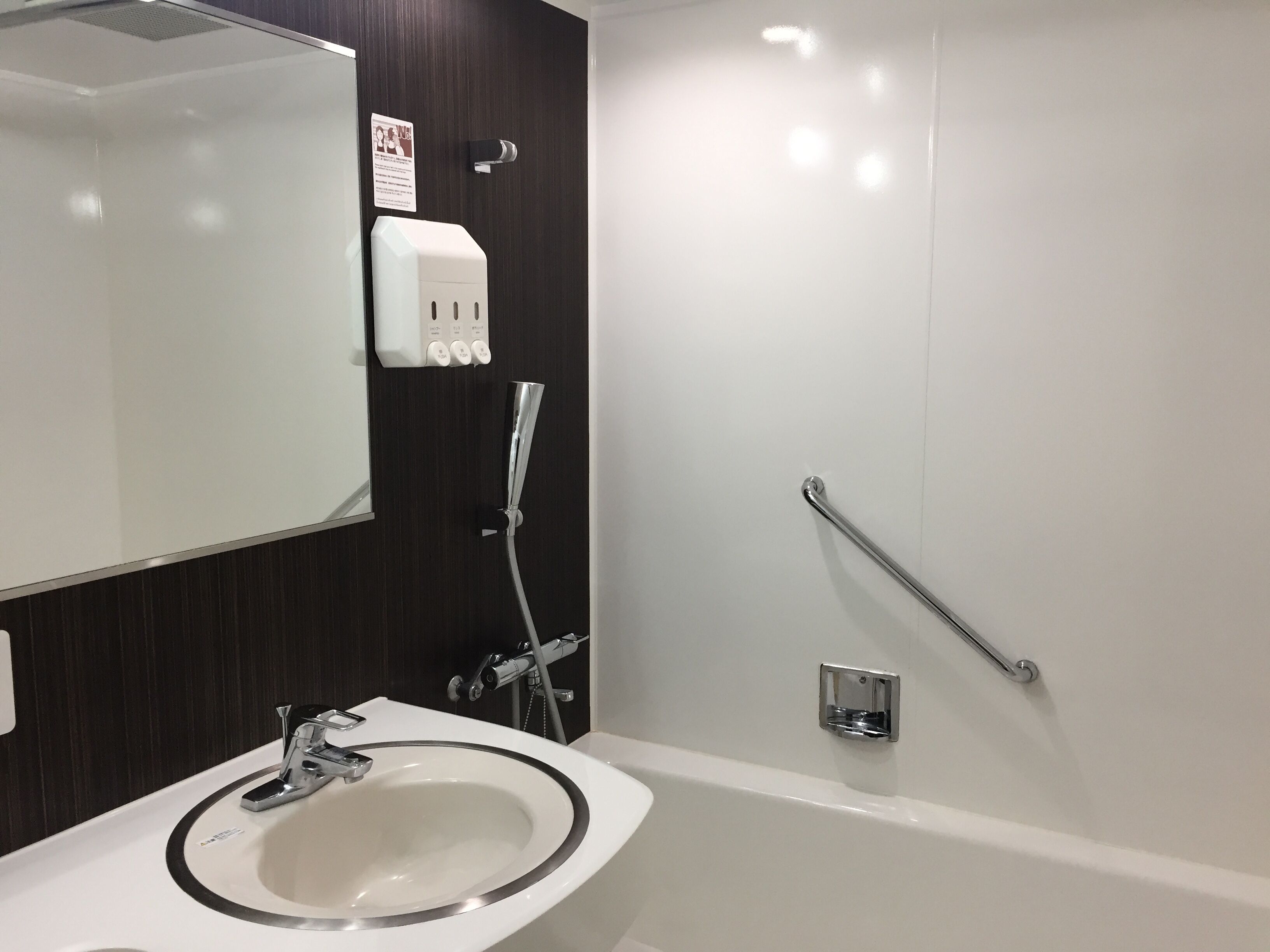 Duschwanne, kostenlose Toilettenartikel, Haartrockner, Hausschuhe
