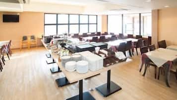 Colazione a buffet, servita tutte le mattine (1500 JPY a persona)