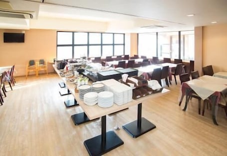 Daily buffet breakfast (JPY 1500 per person)
