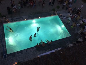 Piscine extérieure en saison, parasols, chaises longues