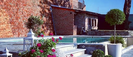 Kauden mukainen ulkouima-allas, aurinkovarjoja, aurinkotuoleja