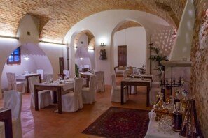 Se sirven comidas, cenas y cocina regional