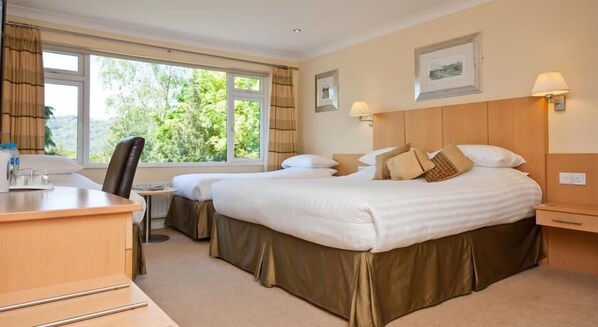 Family Room (3 people) | Desk, blackout drapes, free WiFi, bed sheets - Lingwood Lodge (Windermere)