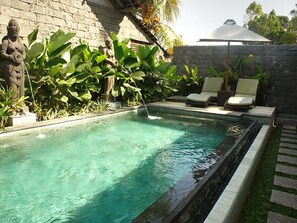 Outdoor pool, pool loungers - Bale Bali Inn (Ubud)