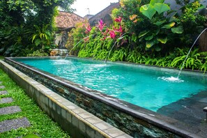 Outdoor pool, sun loungers - Bale Bali Inn (Ubud)