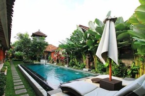 Outdoor pool, sun loungers - Bale Bali Inn (Ubud)
