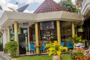 Lobby lounge - Star City Hotel (Dar es Salaam)