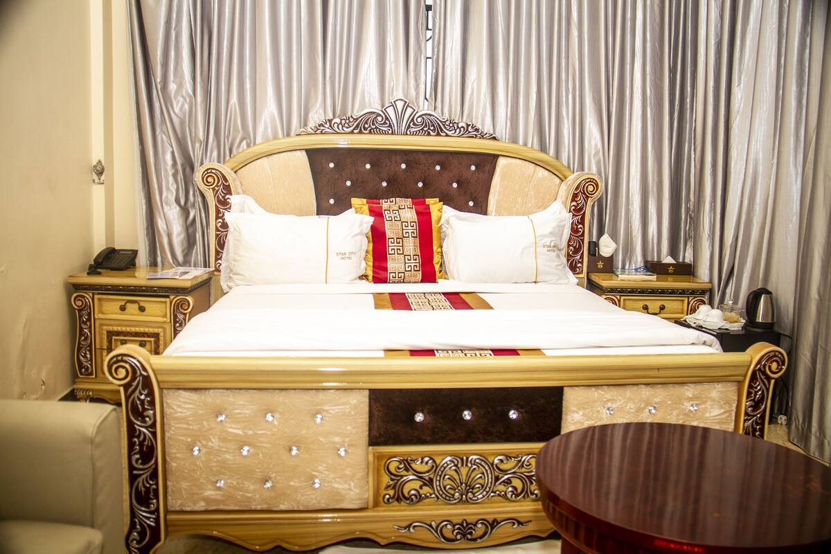 Executive Suite, 1 King Bed | Minibar, in-room safe, desk, blackout curtains
